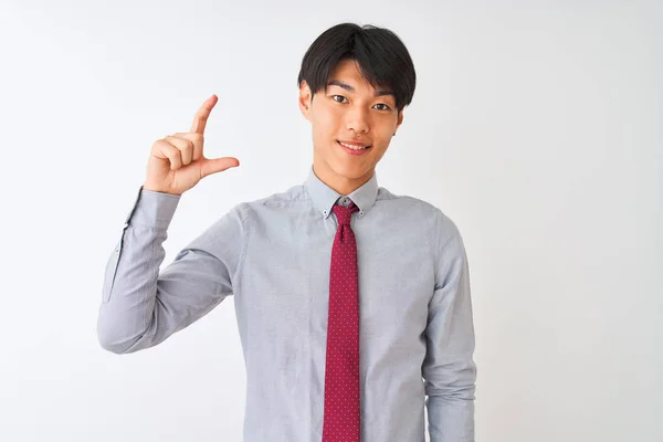 Chinese Zakenman Draagt Elegante Stropdas Staan Geïsoleerde Witte Achtergrond Glimlachend — Stockfoto