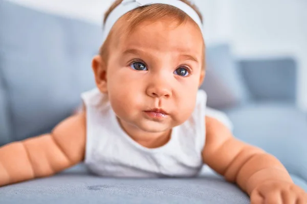 Förtjusande Bebis Som Ligger Soffan Hemma Nyfödd Avkopplande Och Vilar — Stockfoto