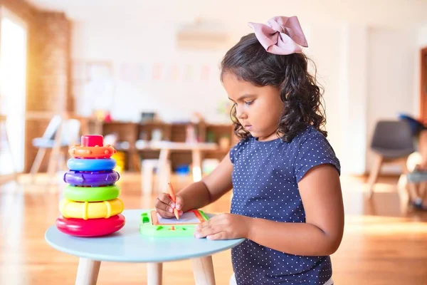 Schönes Kleinkind Zeichnet Süße Zeichnung Mit Digitaler Tafel Kindergarten — Stockfoto