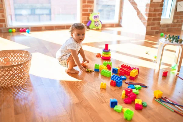 Criança Adorável Brincando Com Dinossauros Torno Muitos Brinquedos Jardim Infância — Fotografia de Stock