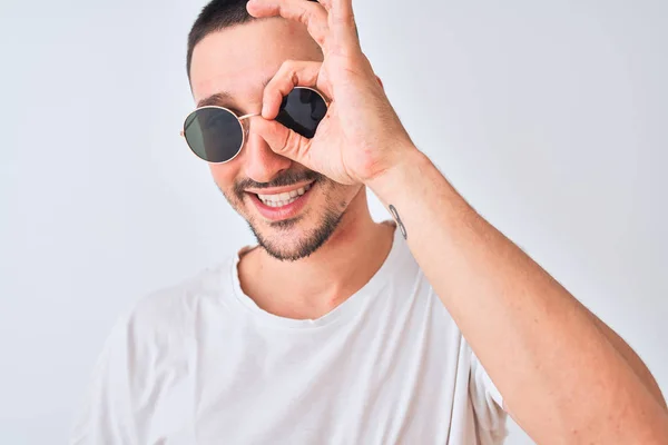 Jovem Bonito Homem Vestindo Óculos Sol Casual Shirt Sobre Isolado — Fotografia de Stock