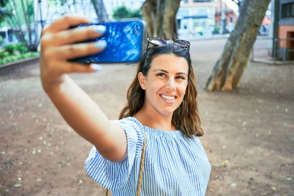 Młoda Piękna Kobieta Uśmiechnięta Szczęśliwa Wesoła Zielonym Parku Robi Selfie — Zdjęcie stockowe