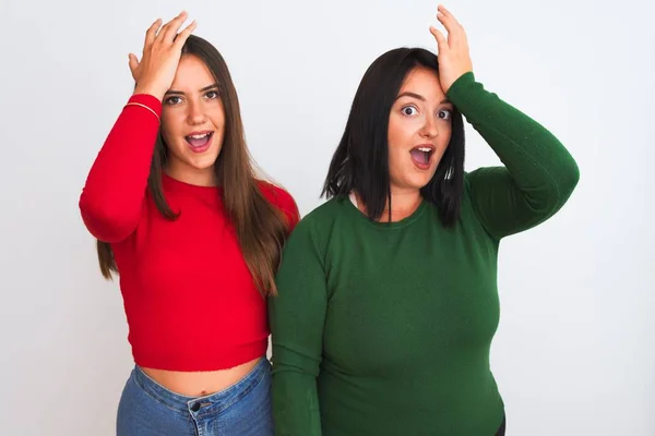 Junge Schöne Frauen Lässiger Kleidung Die Vor Isoliertem Weißen Hintergrund — Stockfoto