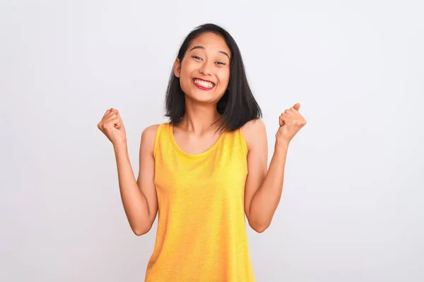 Jonge Chinese Vrouw Draagt Geel Casual Shirt Dat Een Geïsoleerde — Stockfoto