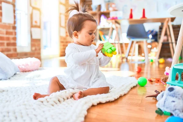 Anaokulunda Renkli Oyuncaklar Arasında Mutlu Güzel Bir Bebek — Stok fotoğraf