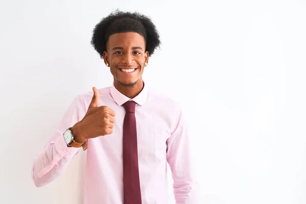孤立した白い背景の上に立ってネクタイを身に着けている若いアフリカ系アメリカ人のビジネスマンは手で幸せな親指アップジェスチャーを行います 成功を示すカメラを見て表現を承認する — ストック写真