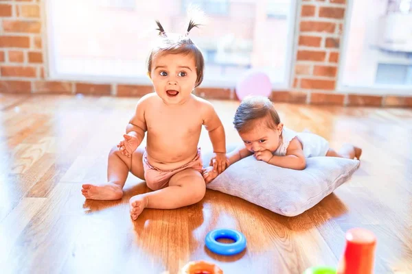 Vackra Spädbarn Glada Flickor Leker Tillsammans Hemma Dagis Sitter Trägolv — Stockfoto