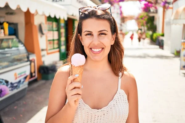若いです美しいです女性食べるアイスクリームコーンでPalourで夏の晴れた日に休日 — ストック写真