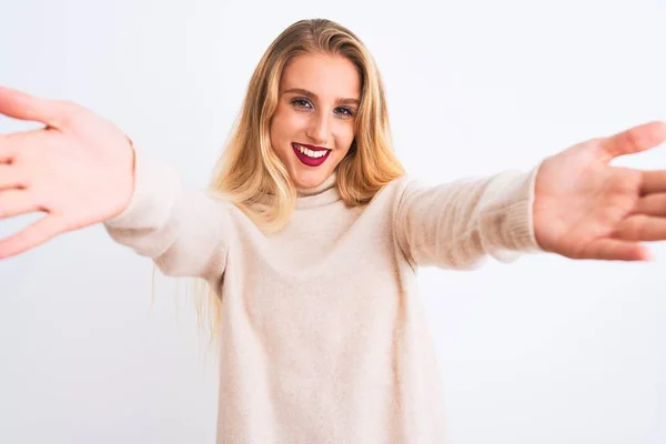 Joven Hermosa Mujer Con Jersey Cuello Alto Pie Sobre Fondo — Foto de Stock