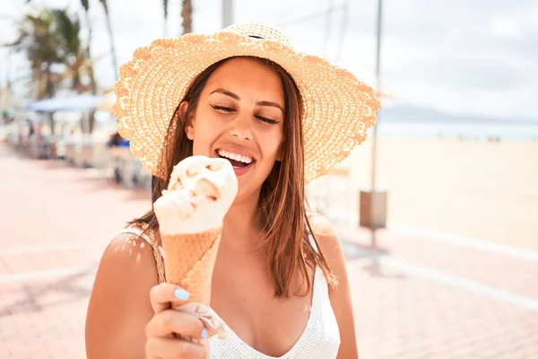 Молода Красива Жінка Їсть Морозиво Пляжі Сонячний День Літа Канікулах — стокове фото