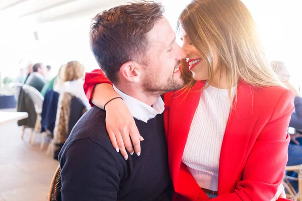 Jovem casal bonito no amor sorrindo feliz e beijando — Fotografia de Stock