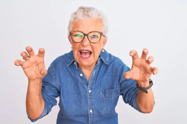 Senior Donna Dai Capelli Grigi Indossa Camicia Jeans Occhiali Sfondo — Foto Stock