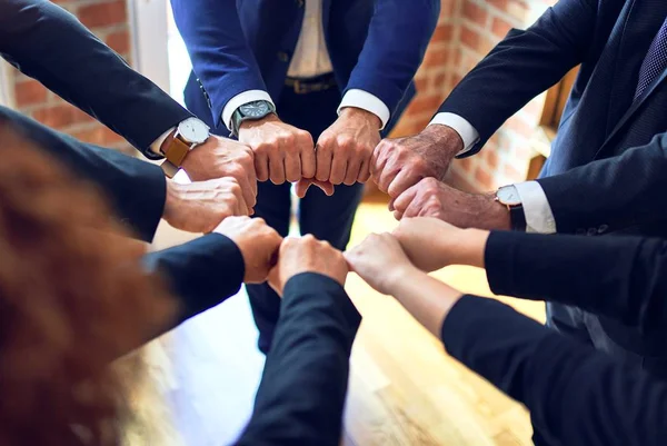 Gruppo Imprenditori Piedi Cerchio Facendo Simbolo Con Pugni Insieme Ufficio — Foto Stock