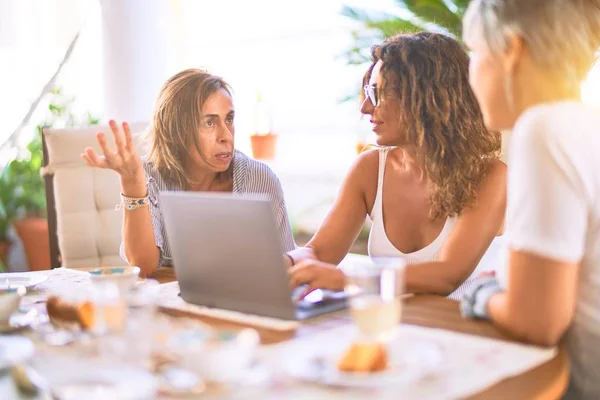 Bijeenkomst Van Middelbare Leeftijd Vrouwen Die Lunchen Koffie Drinken Volwassen — Stockfoto