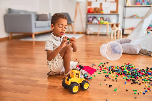 Mooie Afrikaanse Amerikaanse Peuter Spelen Met Kleine Bouwstenen Kleuterschool — Stockfoto