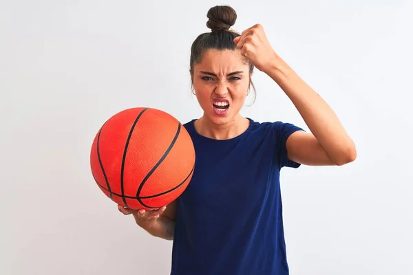 Mladá Krásná Sportovkyně Drží Basketbal Přes Izolované Bílé Pozadí Otrávené — Stock fotografie