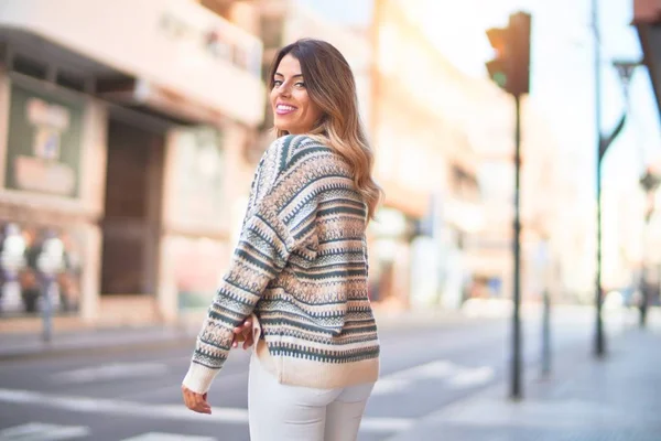 Jovem Mulher Bonita Sorrindo Feliz Confiante Andando Rua Cidade — Fotografia de Stock