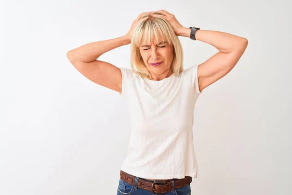 Femme Âge Moyen Portant Shirt Décontracté Debout Sur Fond Blanc — Photo