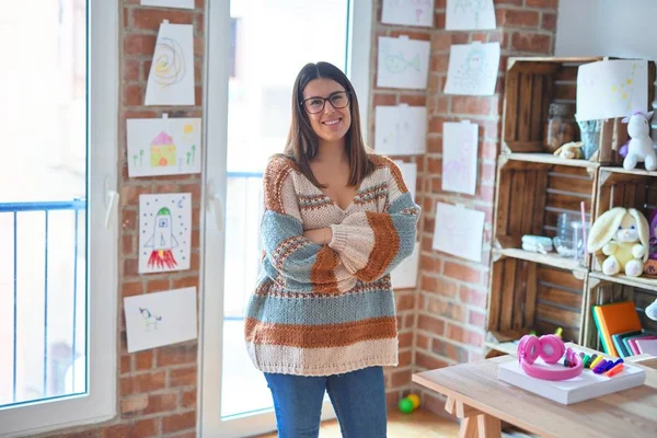 Ung Vacker Lärare Kvinna Ler Glad Och Säker Stående Med — Stockfoto