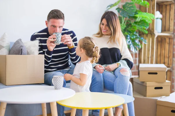 Hermosa Familia Padres Sentados Sofá Bebiendo Café Mirando Hijo Jugando — Foto de Stock