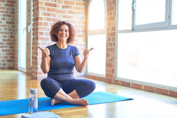 Middle Age Beautiful Sportswoman Wearing Sportswear Sitting Mat Practicing Yoga — Stok fotoğraf