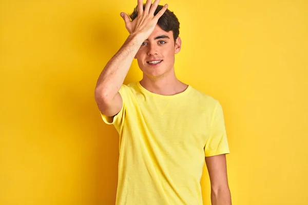 Zole Edilmiş Arka Planda Sarı Shirt Giyen Genç Bir Çocuk — Stok fotoğraf