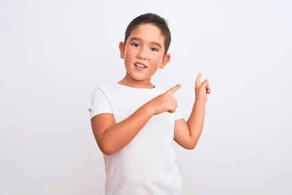 Menino Bonito Vestindo Camiseta Casual Sobre Fundo Branco Isolado Sorrindo — Fotografia de Stock