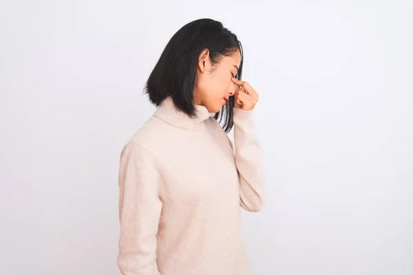 Jonge Chinese Vrouw Met Een Coltrui Een Geïsoleerde Witte Achtergrond — Stockfoto
