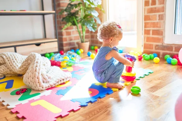 Schöne Kaukasische Säugling Spielt Mit Spielzeug Bunten Spielzimmer Fröhlich Und — Stockfoto