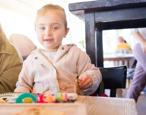 Güzel Yürümeye Başlayan Çocuk Kız Masada Oyuncaklar Ile Oynarken Bebek — Stok fotoğraf