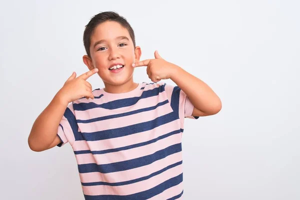Hermoso Niño Con Camiseta Rayas Casuales Pie Sobre Fondo Blanco — Foto de Stock