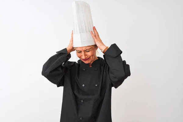 Medelålders Kock Kvinna Bär Uniform Och Hatt Stående Över Isolerad — Stockfoto