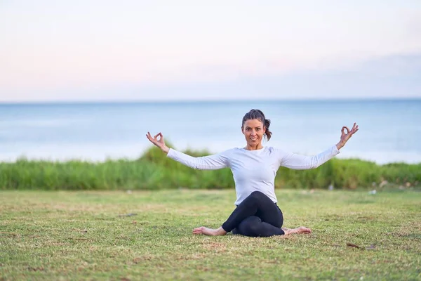 Junge Schöne Sportlerin Lächelt Glücklich Und Praktiziert Yoga Trainer Sitzt — Stockfoto