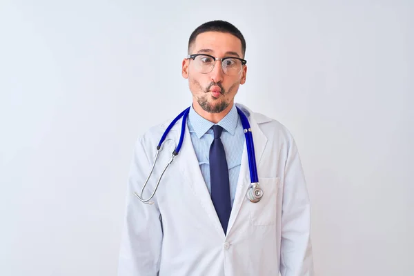 Homem Jovem Médico Vestindo Estetoscópio Sobre Fundo Isolado Fazendo Cara — Fotografia de Stock