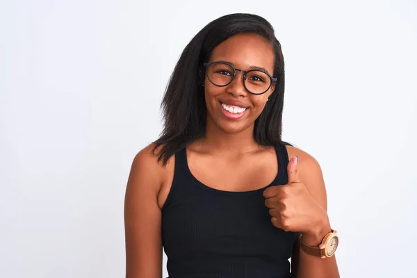 Όμορφη Νεαρή Αφροαμερικανή Που Φοράει Γυαλιά Απομονωμένο Φόντο Κάνοντας Χαρούμενη — Φωτογραφία Αρχείου