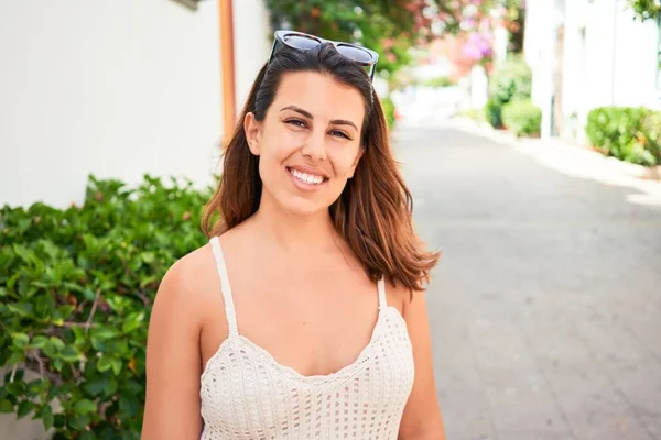 Joven Hermosa Mujer Colorido Pueblo Puerto Mogan Sonriendo Feliz Calle — Foto de Stock