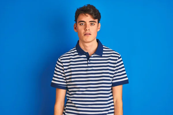 Niño Adolescente Con Camiseta Casual Pie Sobre Fondo Azul Aislado — Foto de Stock