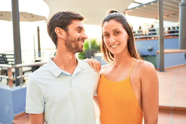 Jovem Casal Bonito Férias Sorrindo Feliz Confiante Com Sorriso Rosto — Fotografia de Stock