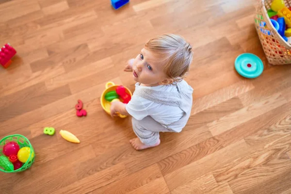 Adorable Niño Rubio Jugando Alrededor Montón Juguetes Jardín Infantes — Foto de Stock