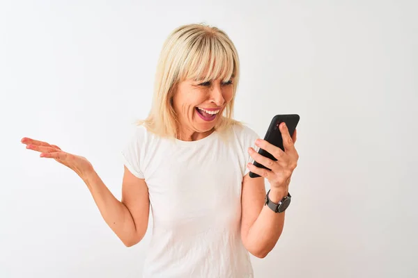 Mulher Meia Idade Usando Smartphone Sobre Fundo Branco Isolado Muito — Fotografia de Stock