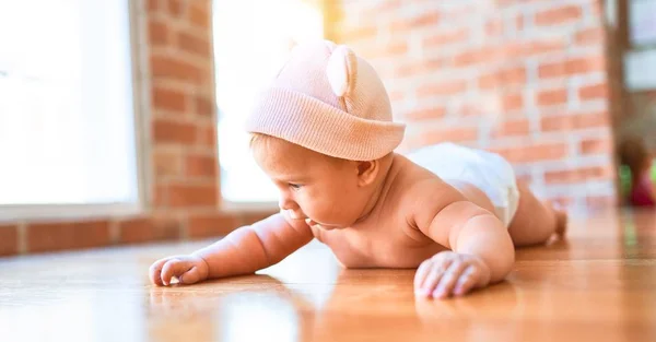 Entzückendes Baby Das Hause Auf Dem Sofa Liegt Neugeborenes Mit — Stockfoto