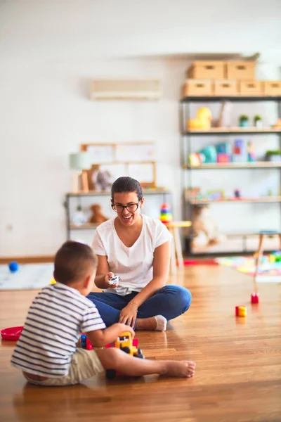 Magnifique Professeur Tout Petit Garçon Jouant Avec Tracteur Voitures Maternelle — Photo