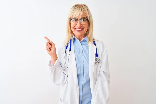 Médico Mujer Mediana Edad Con Gafas Estetoscopio Sobre Fondo Blanco — Foto de Stock