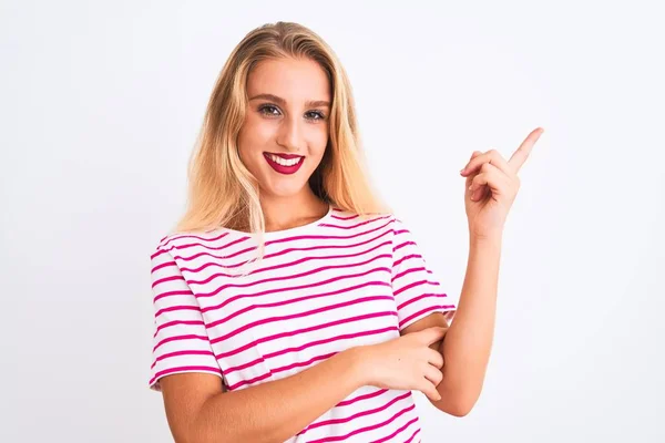 Joven Hermosa Mujer Con Camiseta Rayas Rosadas Pie Sobre Fondo —  Fotos de Stock