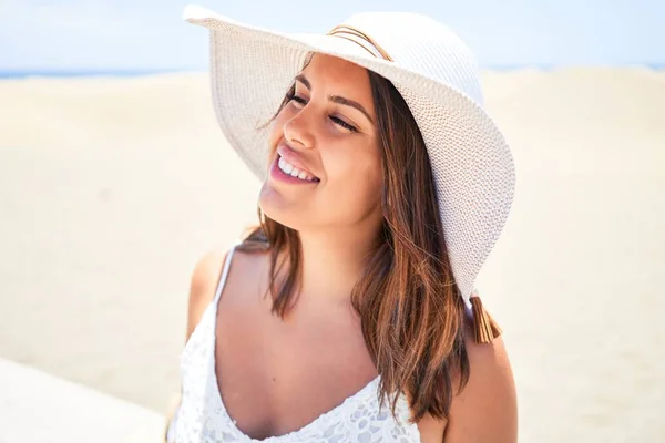 Jovem Mulher Bonita Sorrindo Feliz Desfrutando Férias Verão Praia Maspalomas — Fotografia de Stock