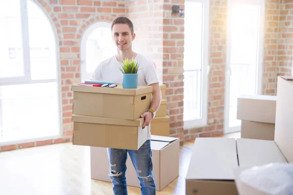 Man Carrying Many Boxes — Stockfoto