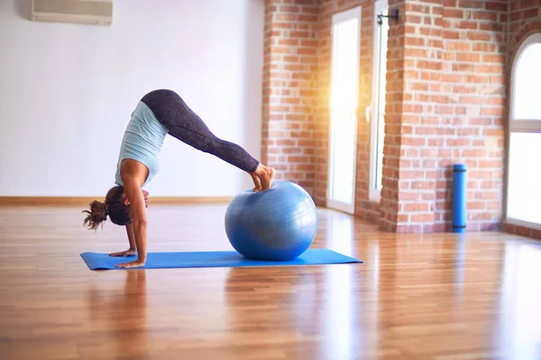 Piękna Sportowiec Średnim Wieku Uśmiechnięta Szczęśliwa Streching Pomocą Piłki Fitness — Zdjęcie stockowe