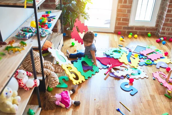 Beautiful Toddler Sitting Floor Playing Building Blocks Toy Kindergarten — Stock Photo, Image