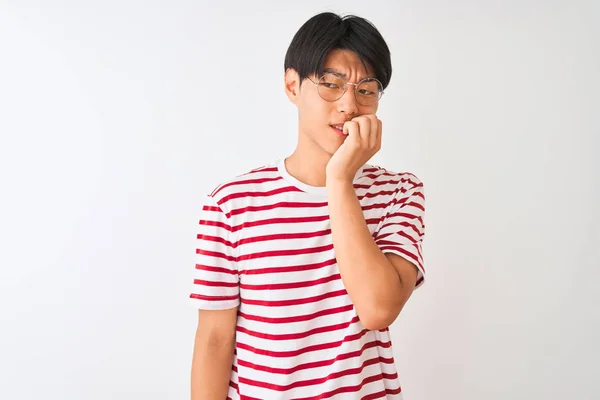 Mladý Číňan Brýlemi Pruhovaným Tričkem Stojící Nad Osamělým Bílým Pozadím — Stock fotografie