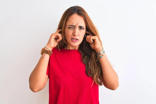 Jonge Roodharige Vrouw Rood Casual Shirt Strompelend Witte Geïsoleerde Achtergrond — Stockfoto